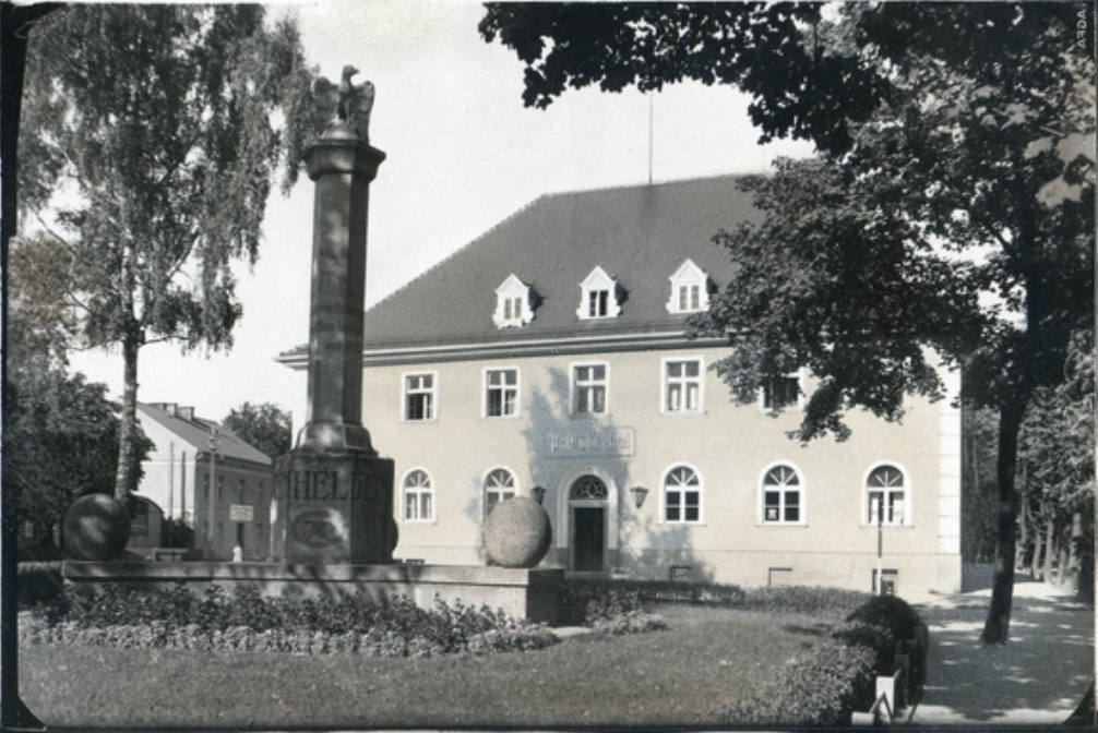 Szkoła w Lotzen uzyskuje status progimnazjum. Powstanie Cesarskiego Urzędu Pocztowego w Lotzen.