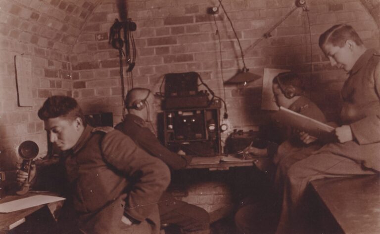 Zdjęcie żołnierzy armii niemieckiej w Twierdzy Boyen w schronie przy radiostacji. Zdjęcie przypuszczalnie z 1917r.